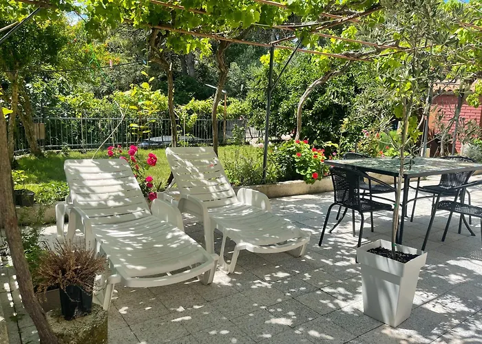 Retreat Apartments With Free Parking