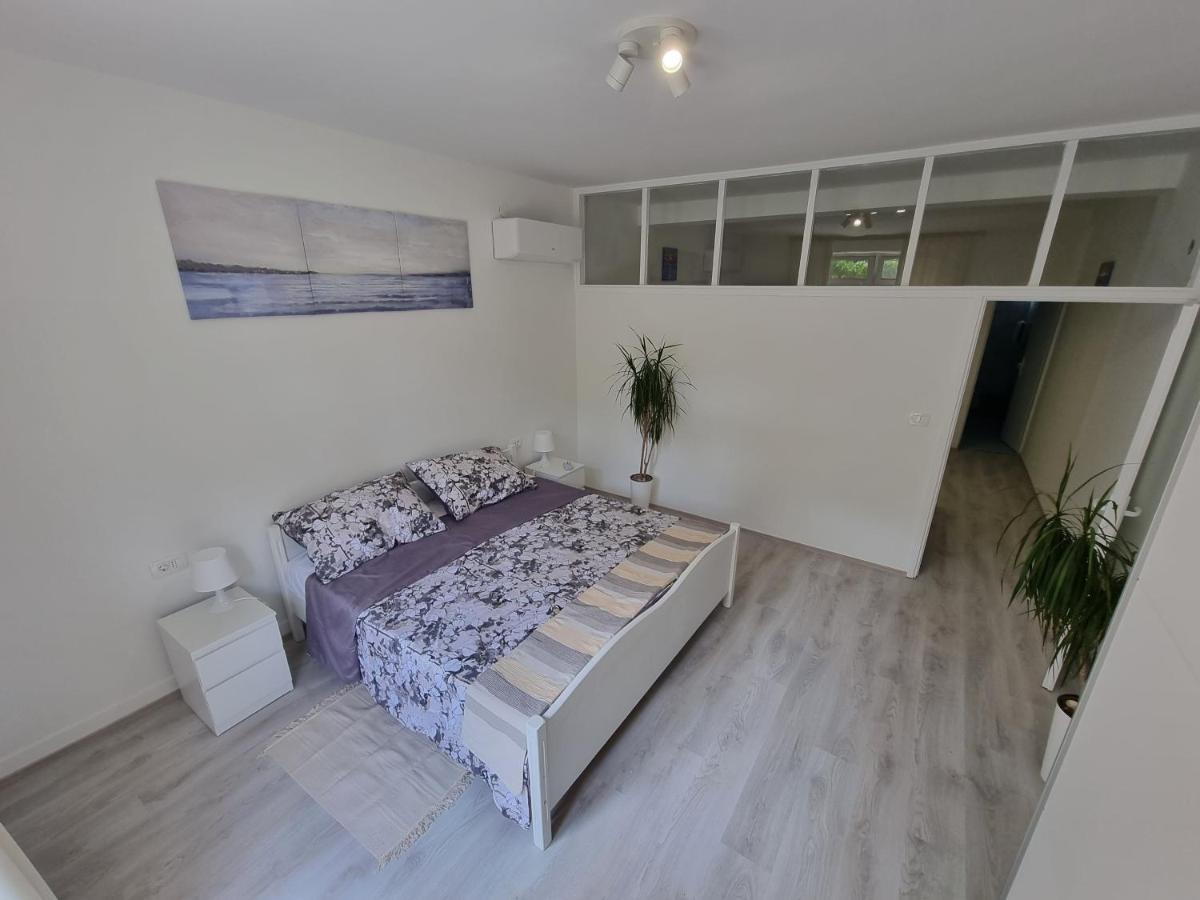 Retreat With Free Parking Apartment