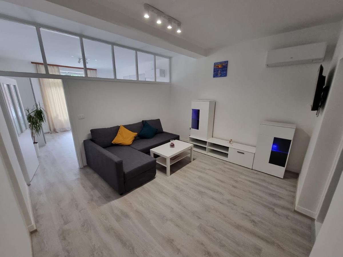 Retreat With Free Parking Apartment Pula