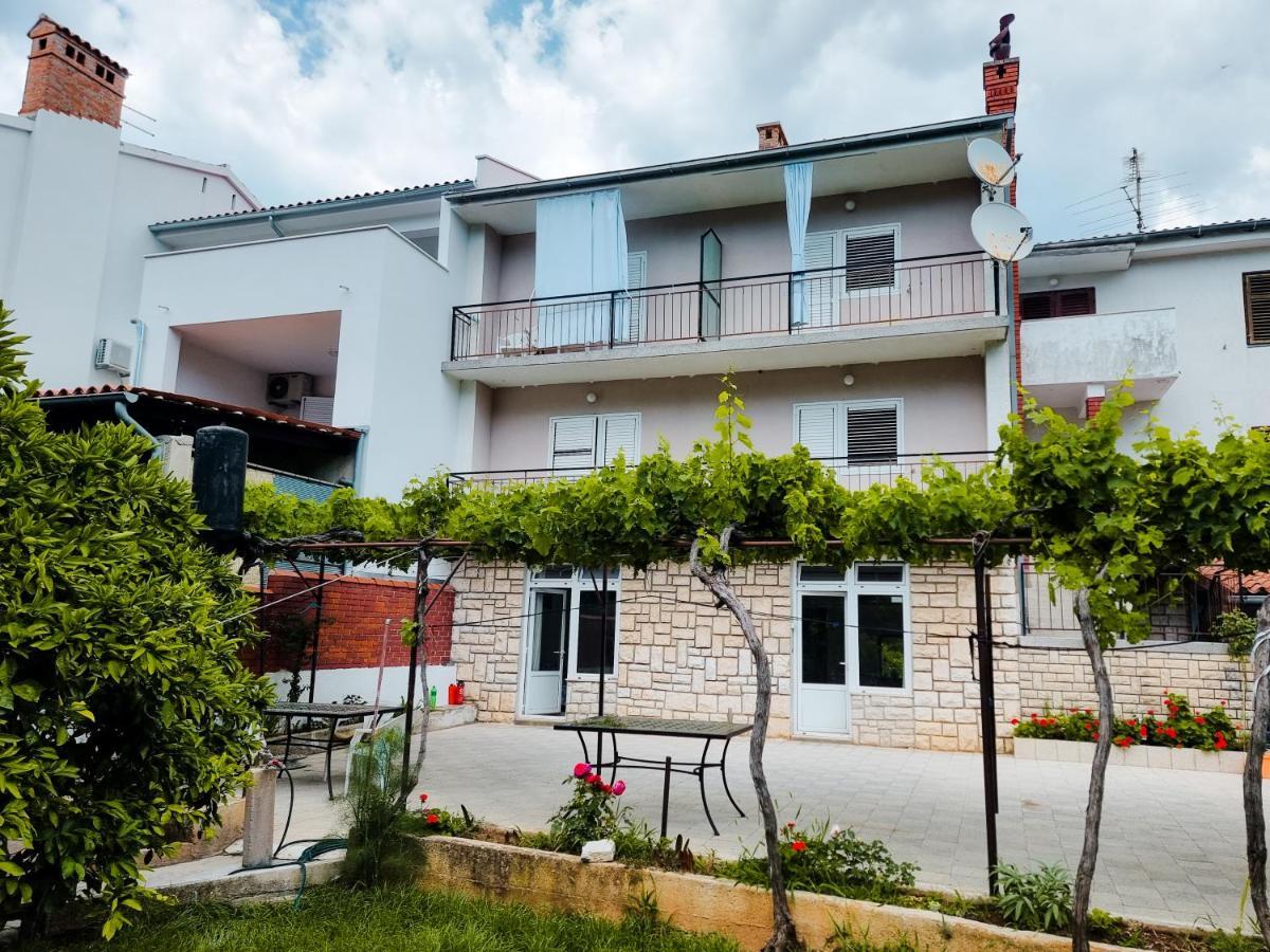Retreat With Free Parking Apartment Pula