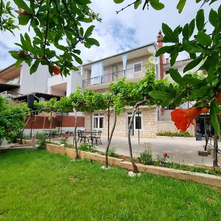 Retreat Apartments With Free Parking Pula Exterior photo