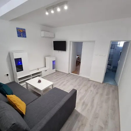 Retreat Apartments With Free Parking Pula Exterior photo