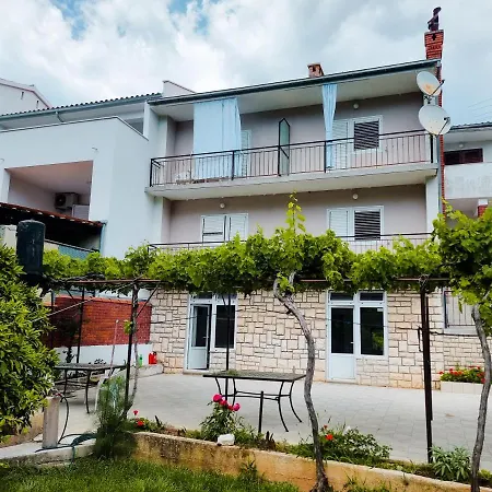 Retreat Apartments With Free Parking Pula Exterior photo