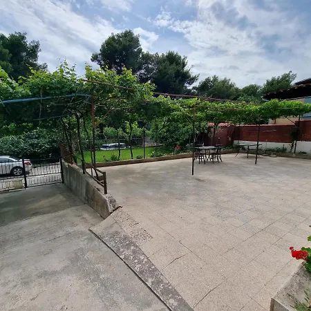 Retreat Apartments With Free Parking Pula Exterior photo