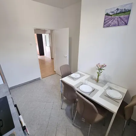 Retreat Apartments With Free Parking Pula Exterior photo
