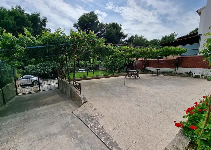 Retreat Apartments With Free Parking
