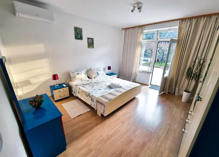 Retreat Apartments With Free Parking